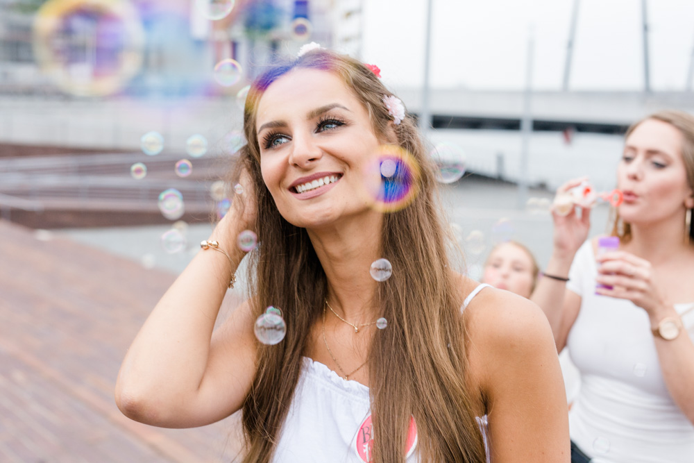 Modernes JGA-Fotoshooting in der Hamburger Hafencity